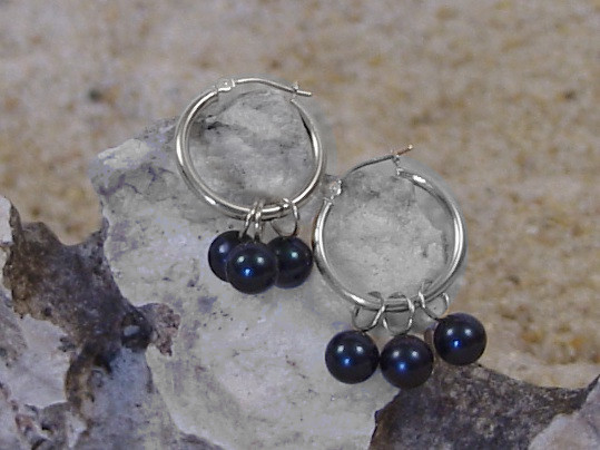 Boucles d'oreilles créoles avec perles d'eau douce noires