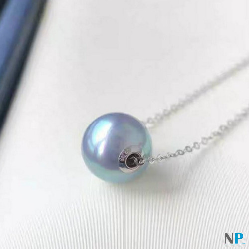 Chaine en or gris 18k traversant une perle d'Akoya bleu argentée